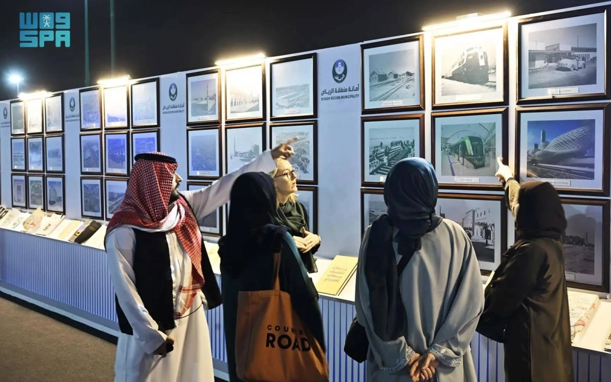 


زائرات بالخيمة الثقافية                         (مكة)     