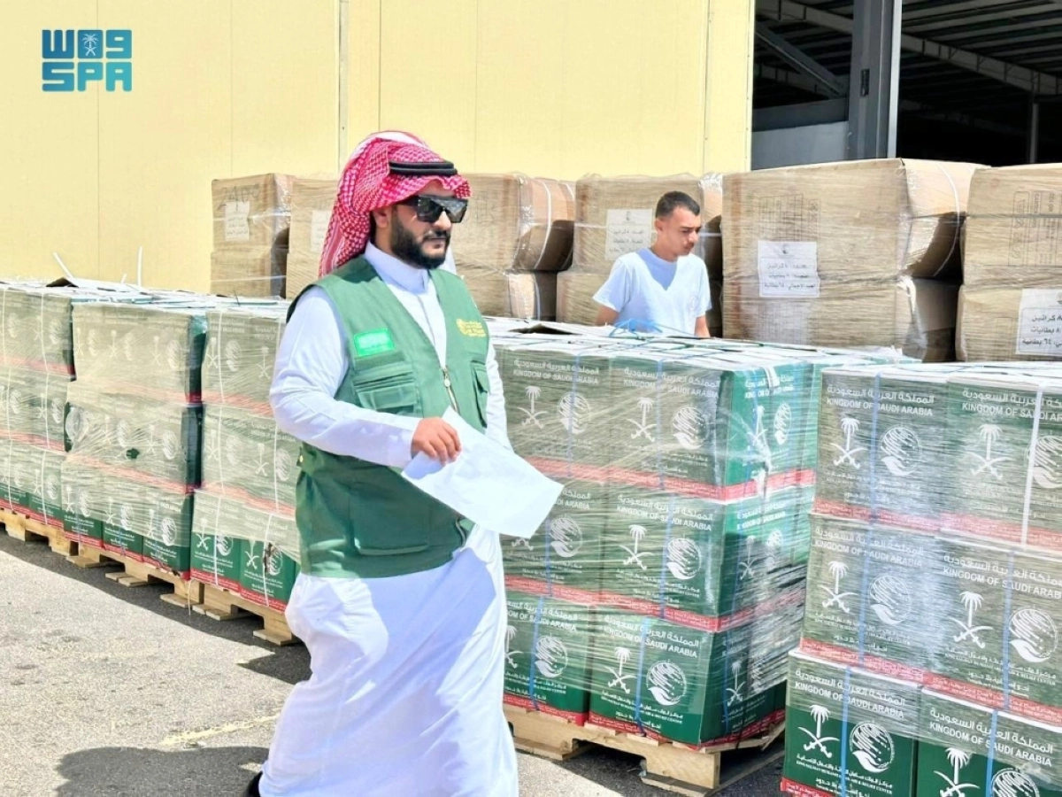 المساعدات السعودية بعد وصولها العريش (مكة)