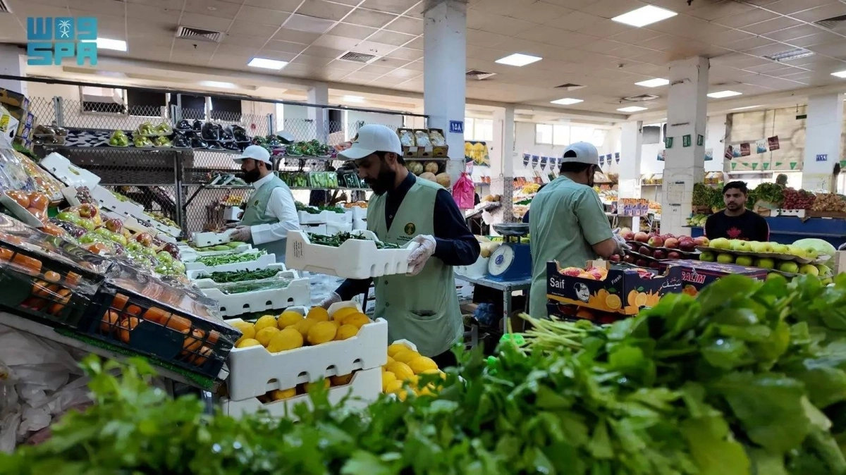 من أسواق الخضار والفاكهة                                              (مكة)