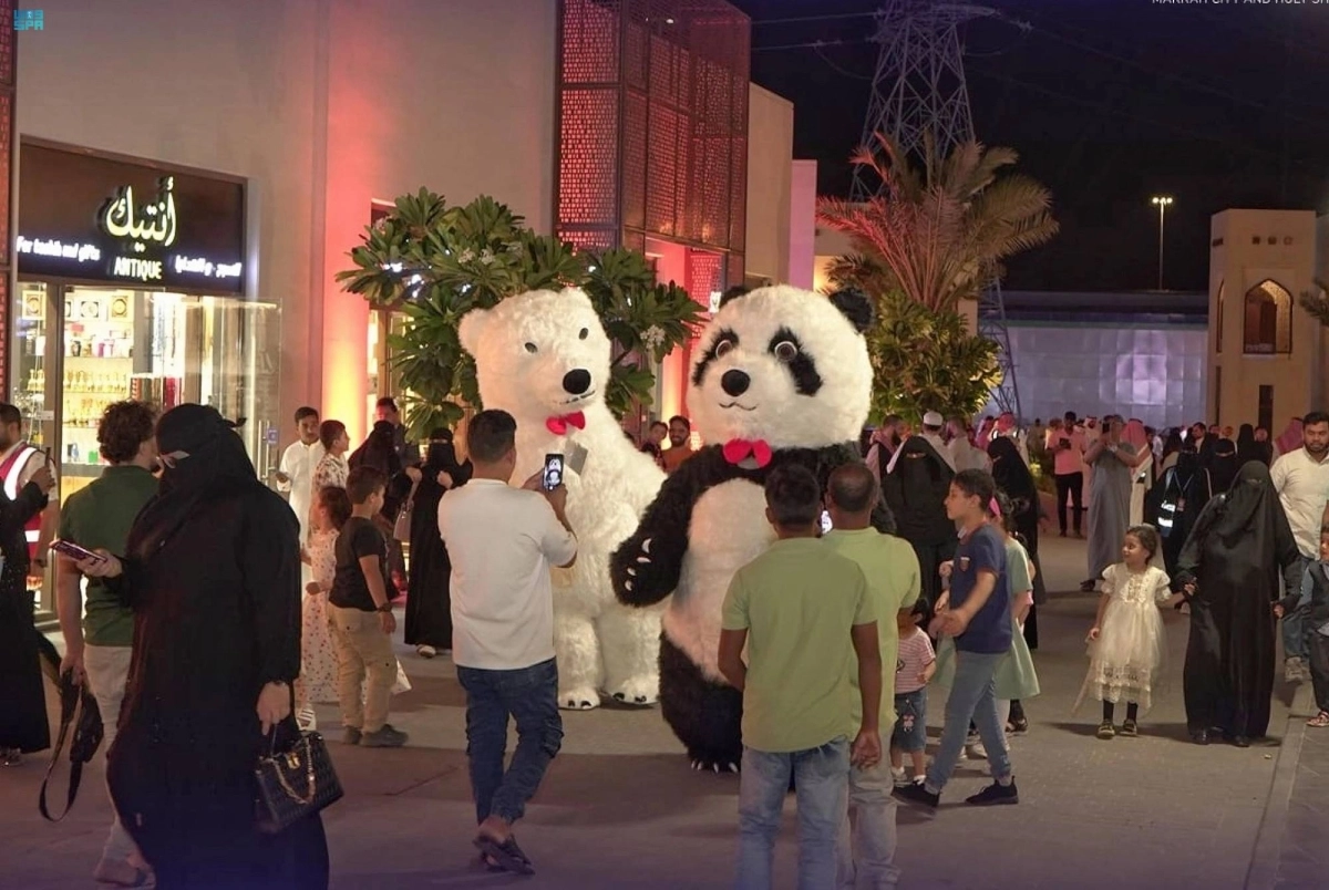 زوار يتجولون في حي حراء                                                               (مكة)