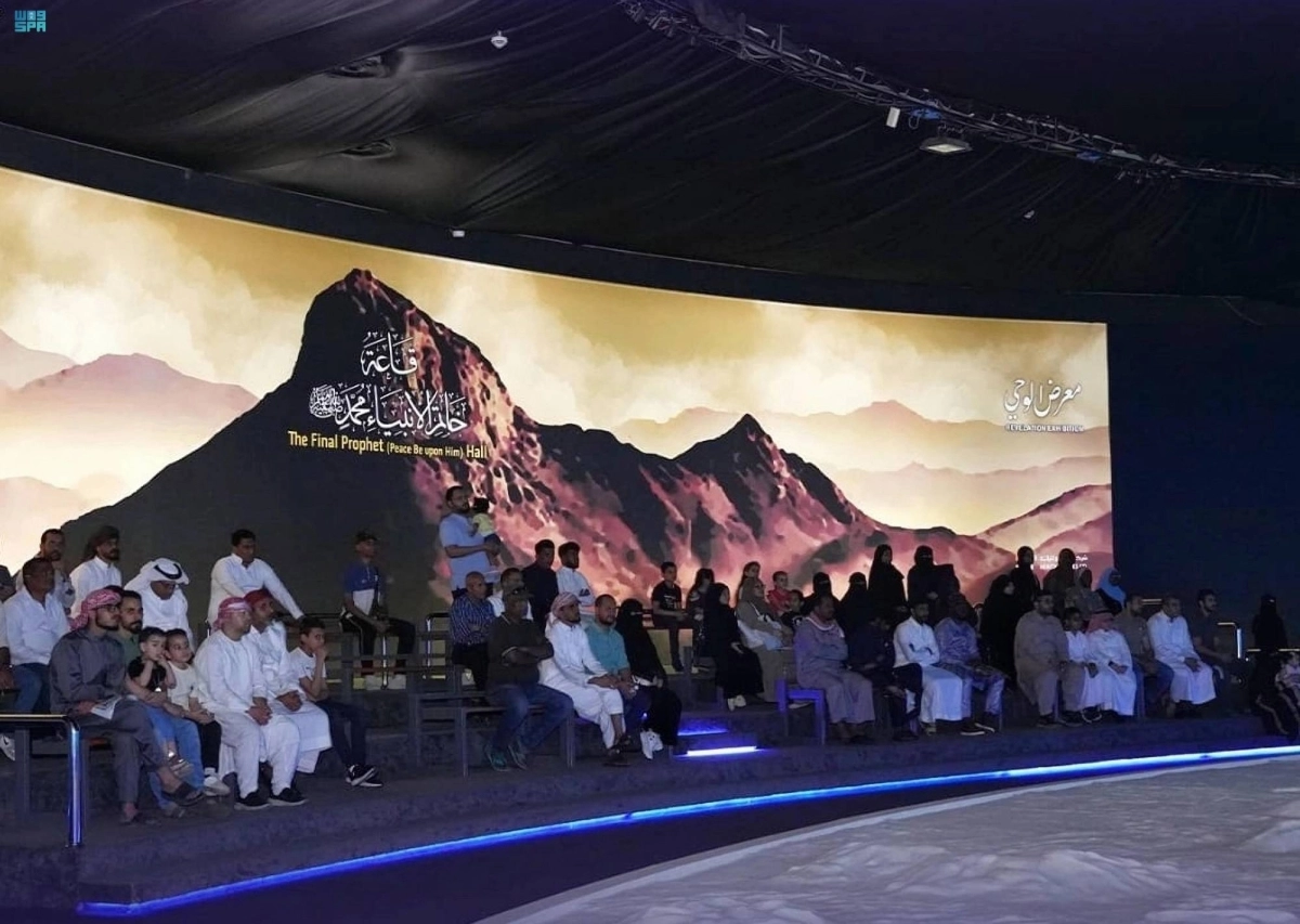 زوار يتجولون في حي حراء                                                               (مكة)