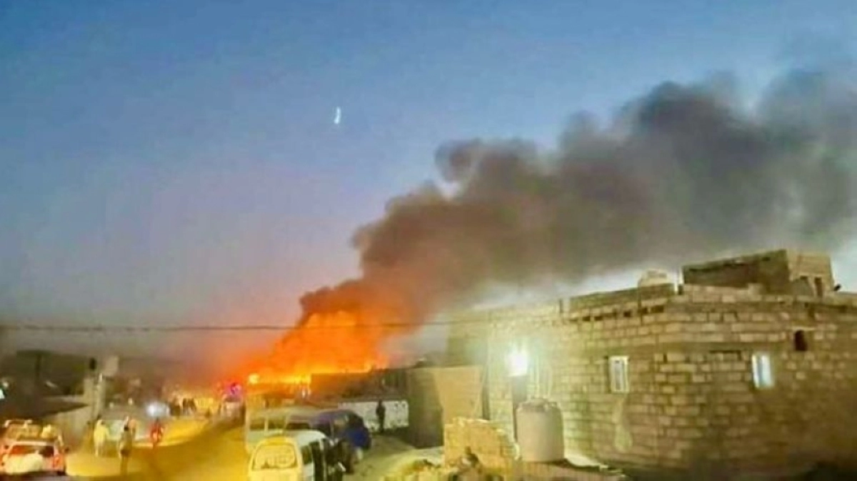 الدخان يتصاعد من منازل النازحين (مكة)