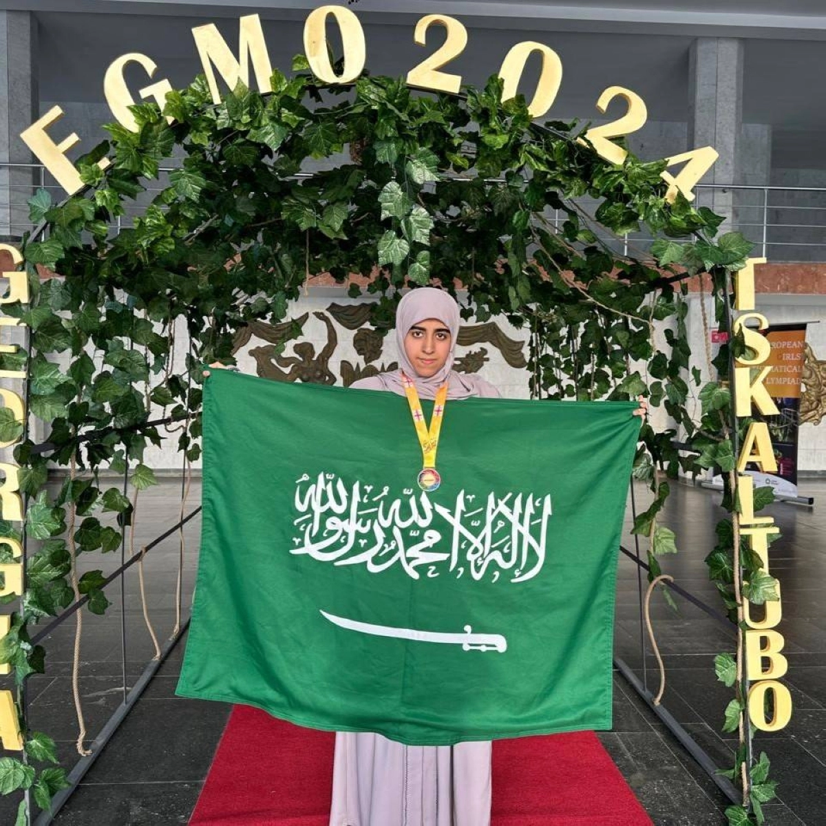 الطالبتان الفائزتان في الأولمبياد                                                     (مكة)