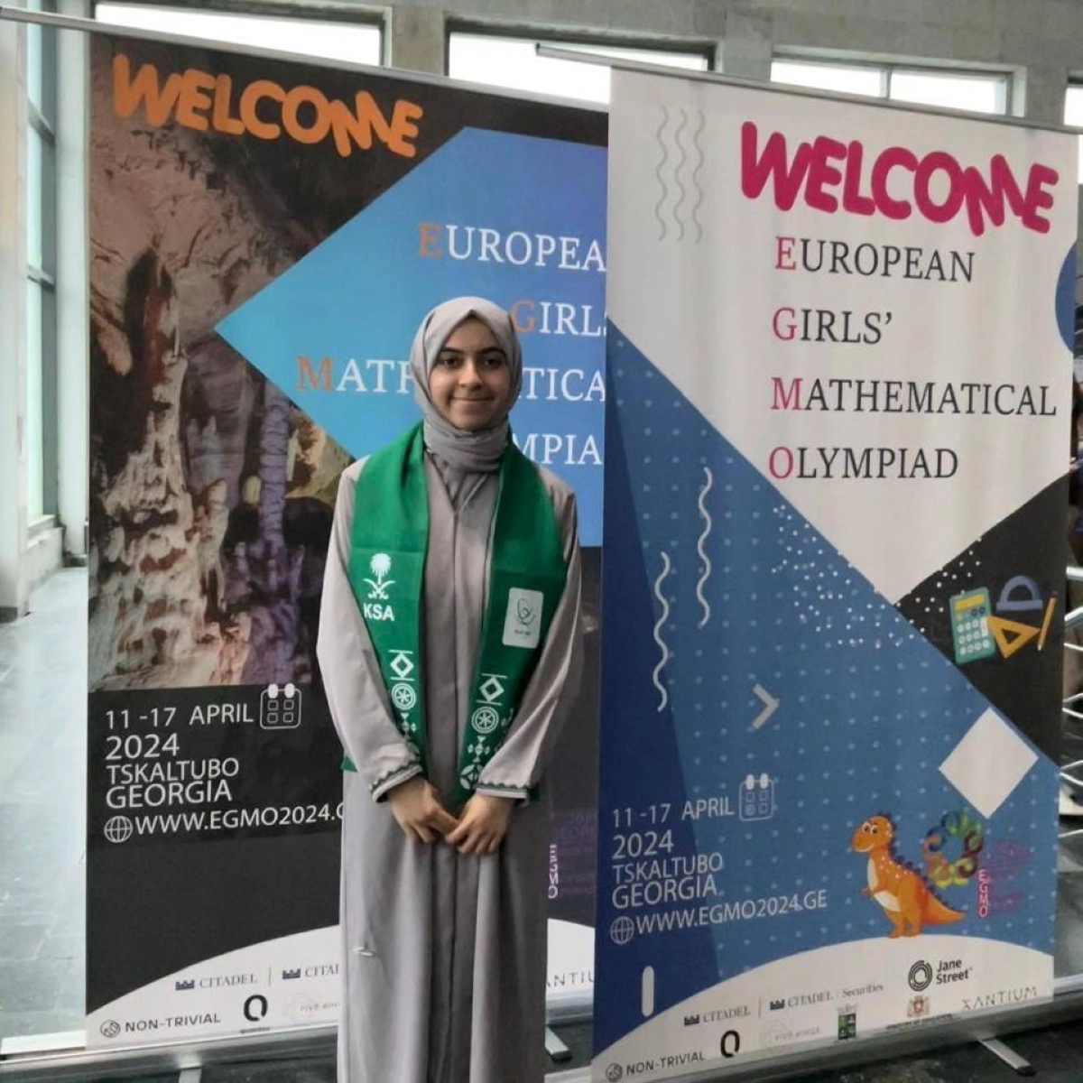 الطالبتان الفائزتان في الأولمبياد                                                     (مكة)