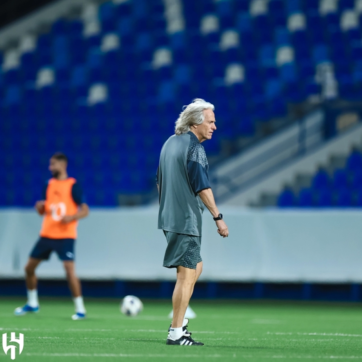 جيسوس يتابع اللاعبين