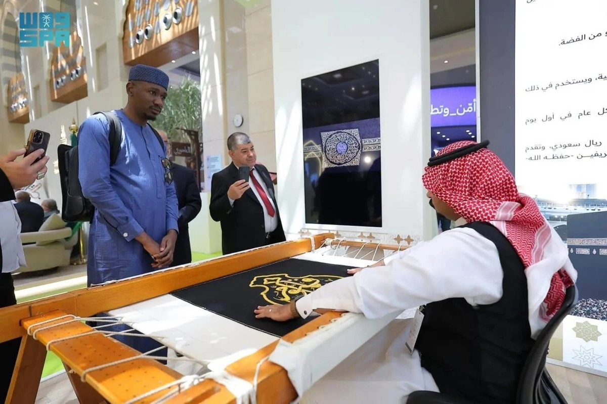 


إحدى مراحل خياطة الكسوة               (مكة) 