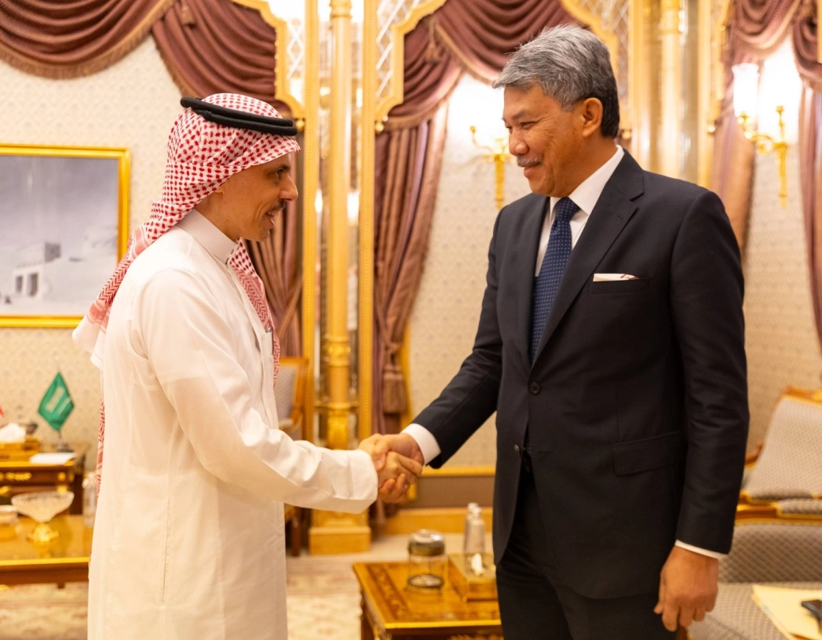 وزير الخارجية يلتقي نظيره الماليزي