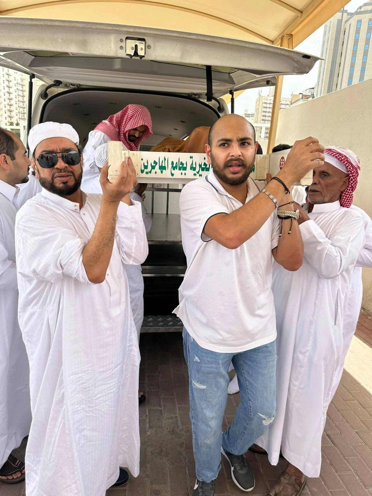 


تشييع جثمان الراحل إلى مقبرة المعلاة ظهر أمس 