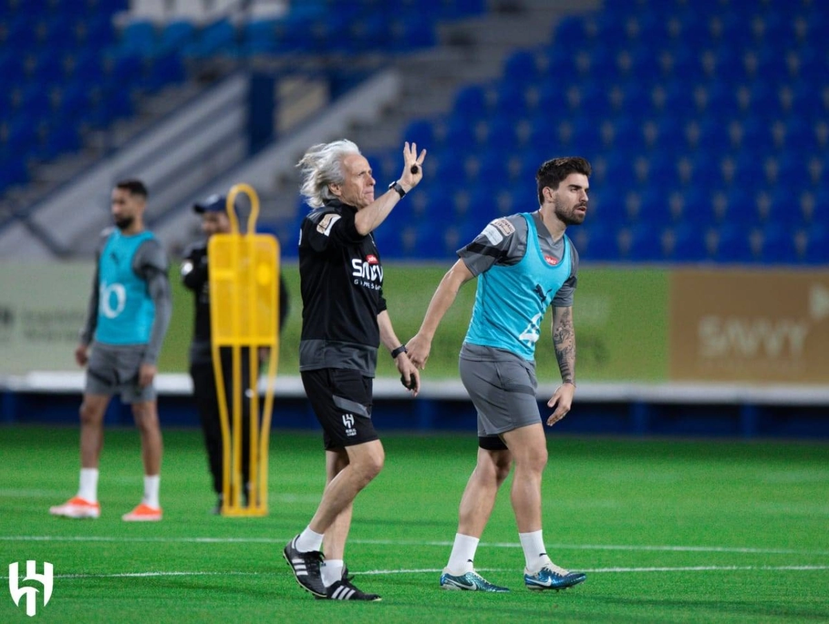 


جيسيوس يوجه اللاعبين 