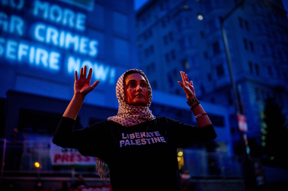 طالبة تعبر عن تضامنها مع فلسطين