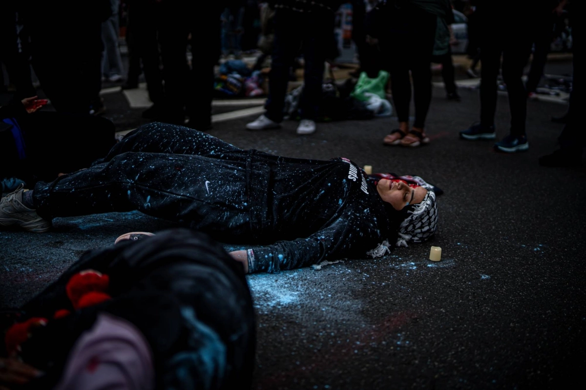 طلاب ينامون وعلى وجههم الدماء تعبيرا عن غضبهم