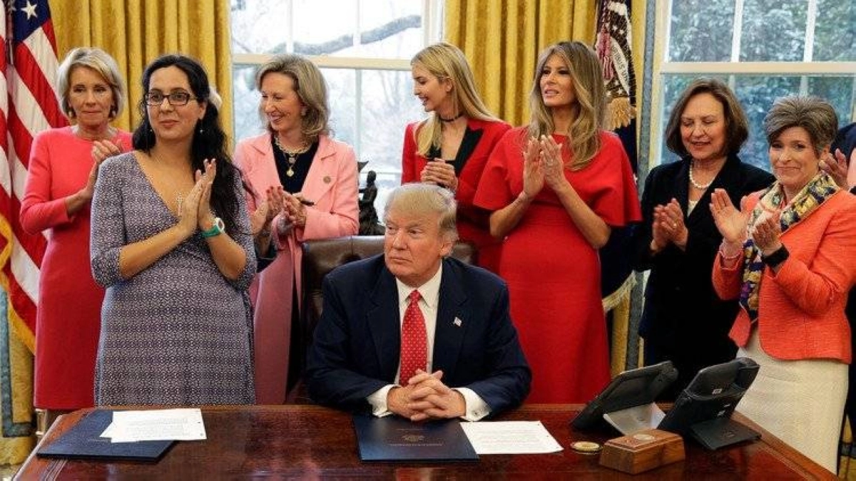 


ترمب محاطا بالنساء في رئاسته الأولى                                                  (مكة) 