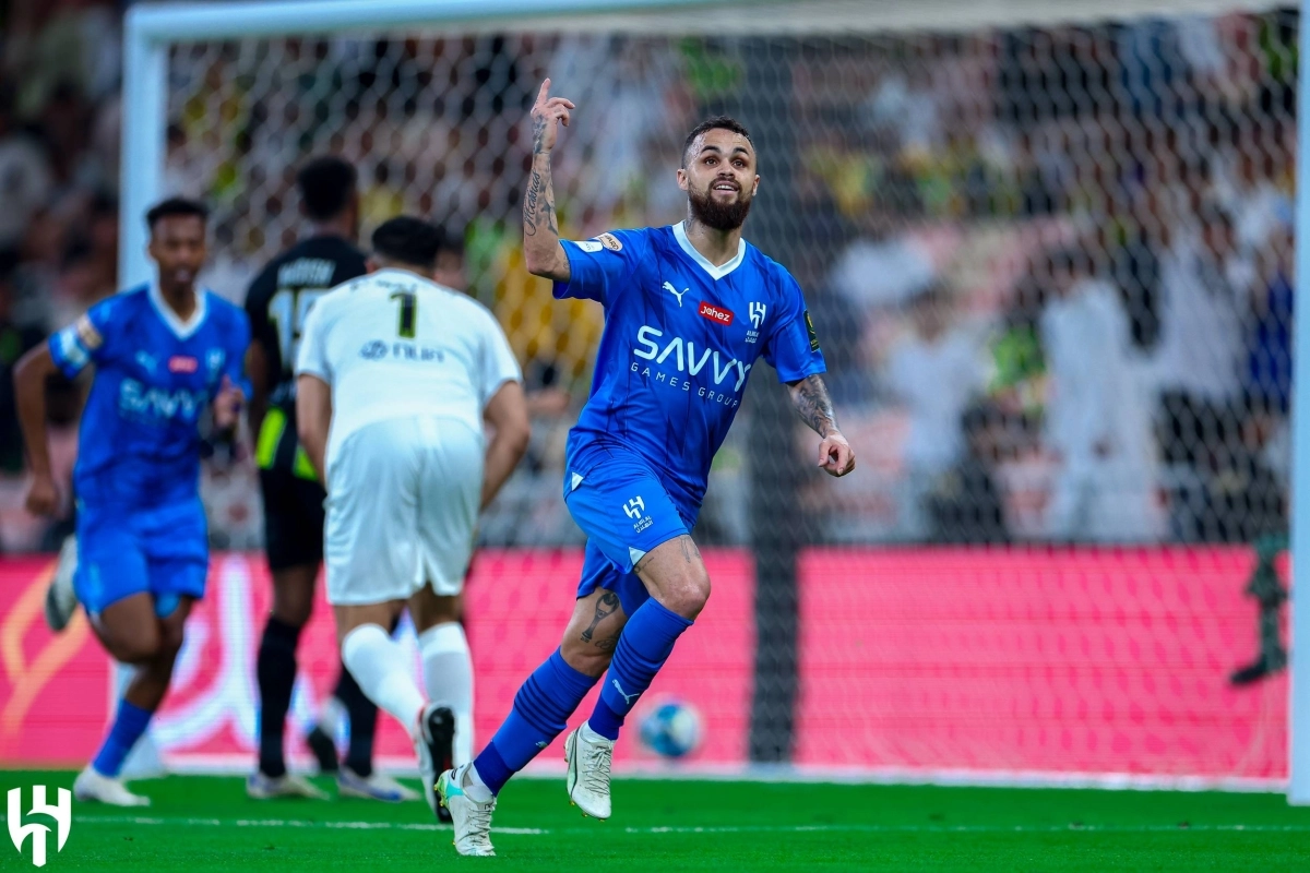 


ميشيل بعد تسجيل الهدف الأول في مرمى الاتحاد 