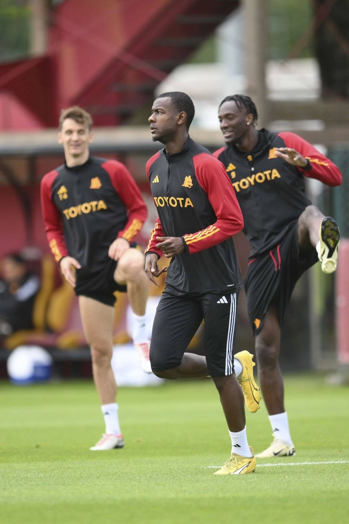 


من تدريبات روما استعدادا للمباراة 