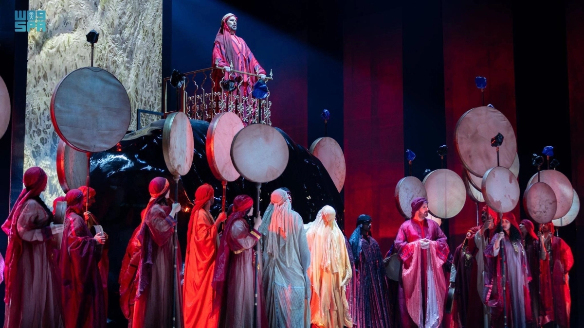 


مشهد من أوبرا زرقاء اليمامة                                                                (مكة) 