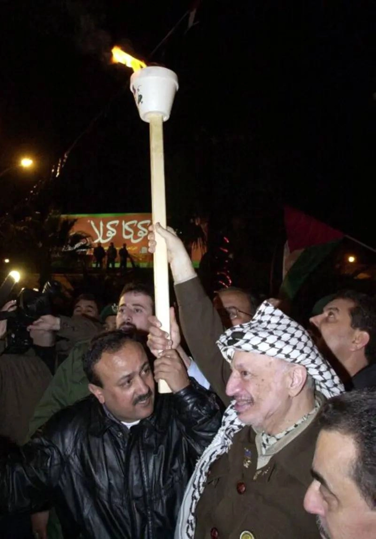 المناضل الفلسطيني مع عرفات