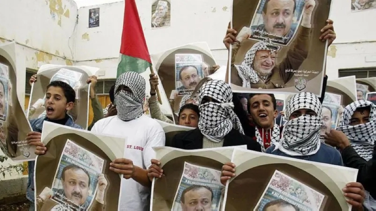 فلسطينيون يرفعون صورة البرغوتي