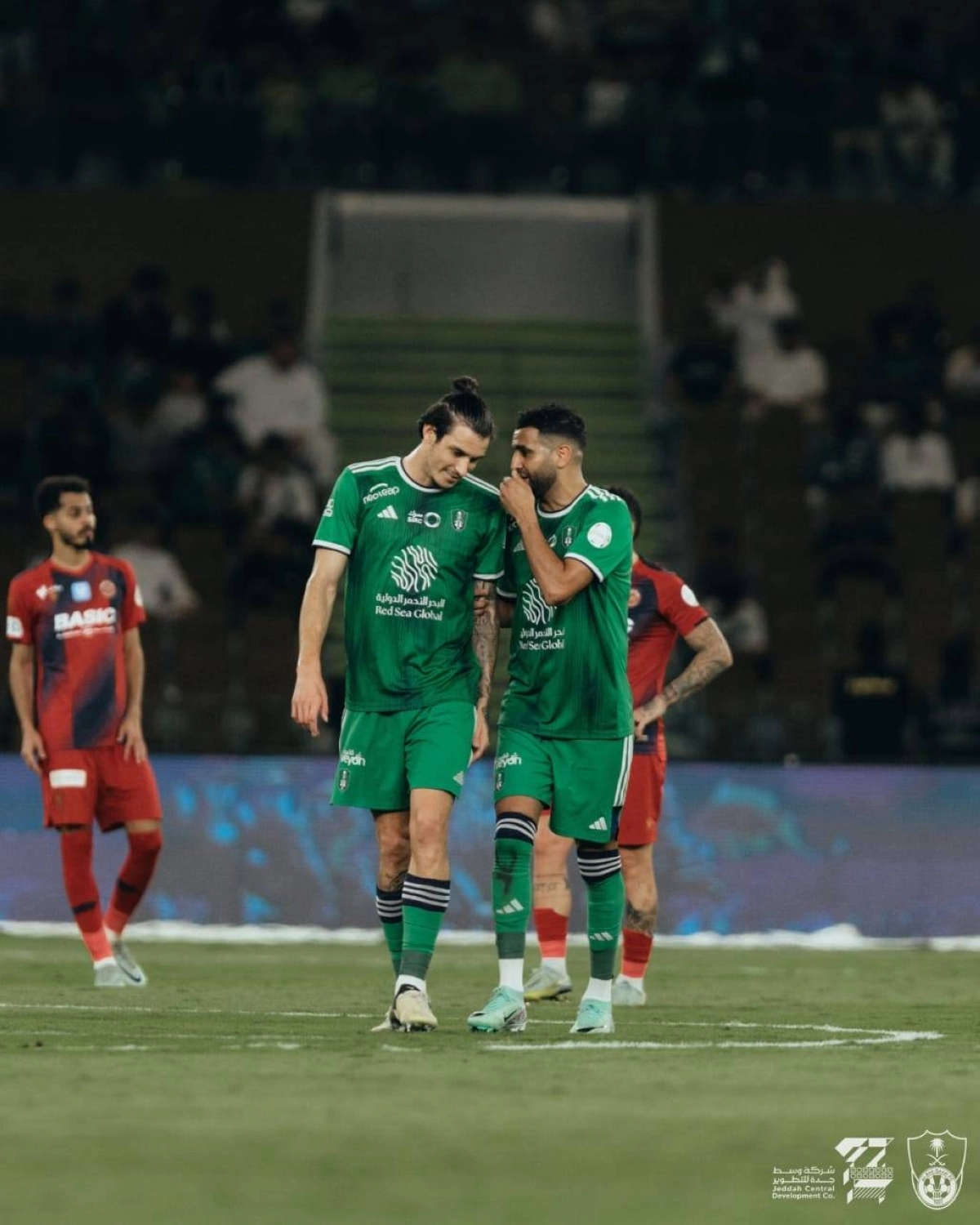 


رياض محرز يتحدث مع إيبانيز 