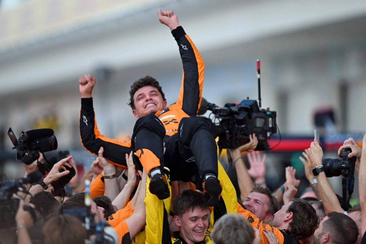 


نوريس بعد فوزه بالسباق 