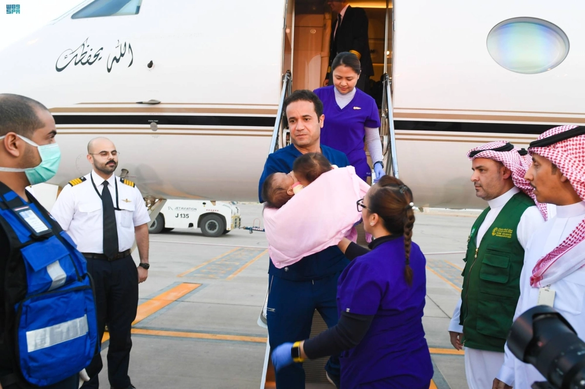 


التوأم السيامي الفلبيني لحظة وصوله                             (مكة) 