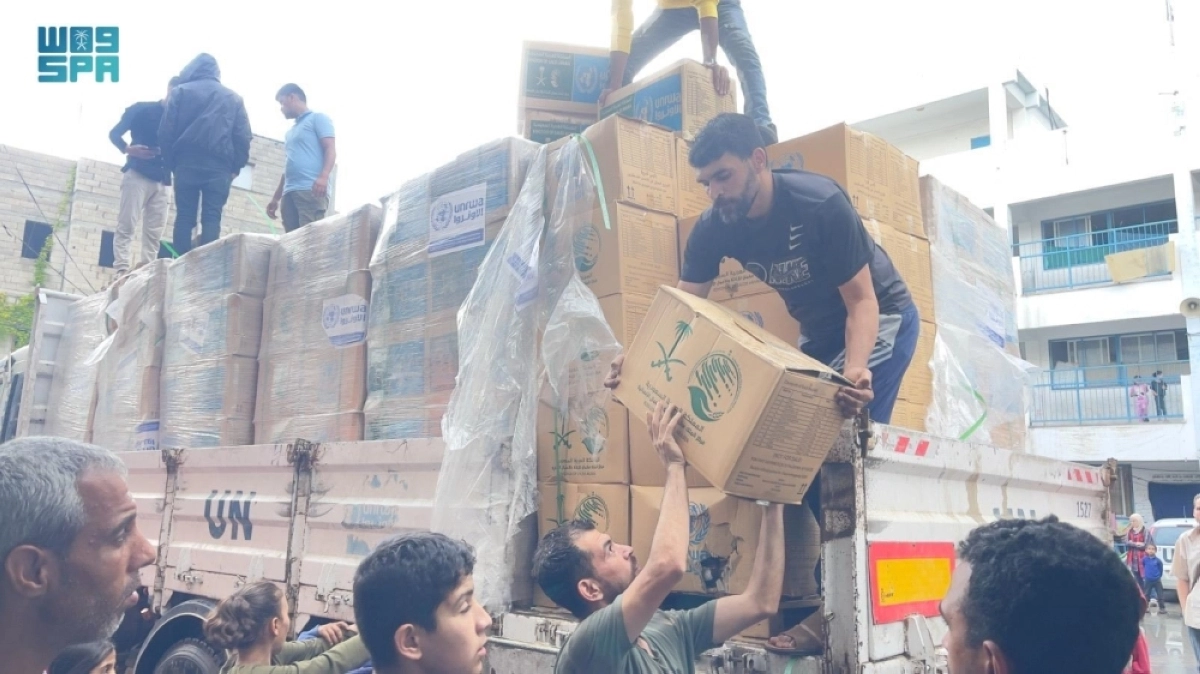 تنزيل الشاحنة التي تضم مساعدات المملكة