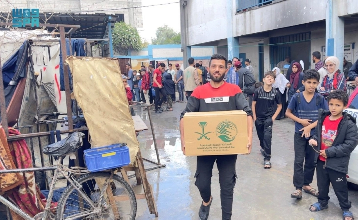 غزاويون يحملون المساعدات