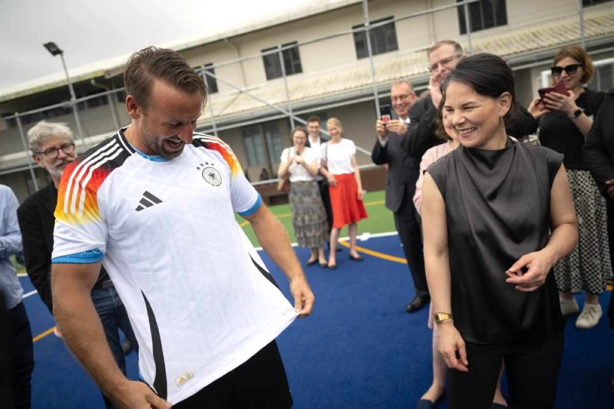  أنالينا بيربوك تمازح لاعبي منتخب ألمانيا (د ب أ)