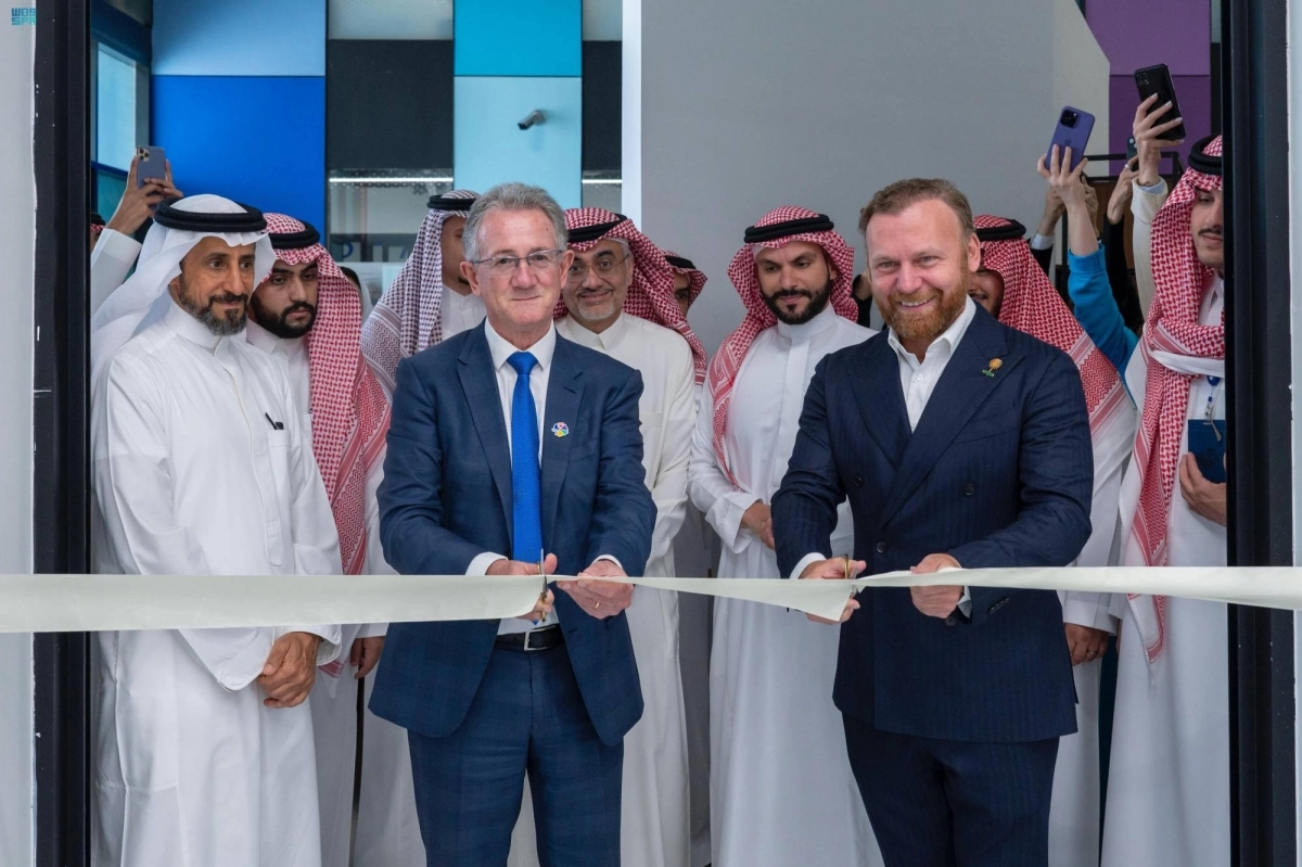 


قص الشريط إيذانا بالافتتاح                 (مكة) 