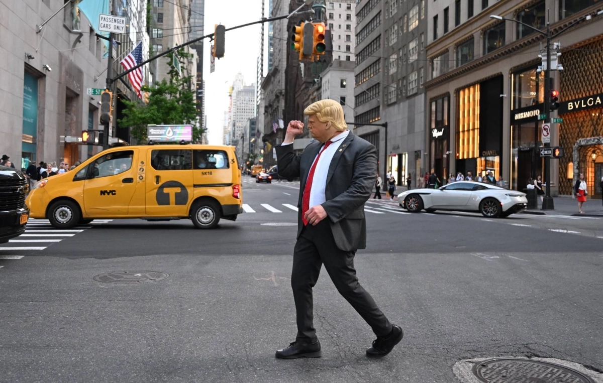 


رجل يرتدي قناعا لدونالد ترمب 