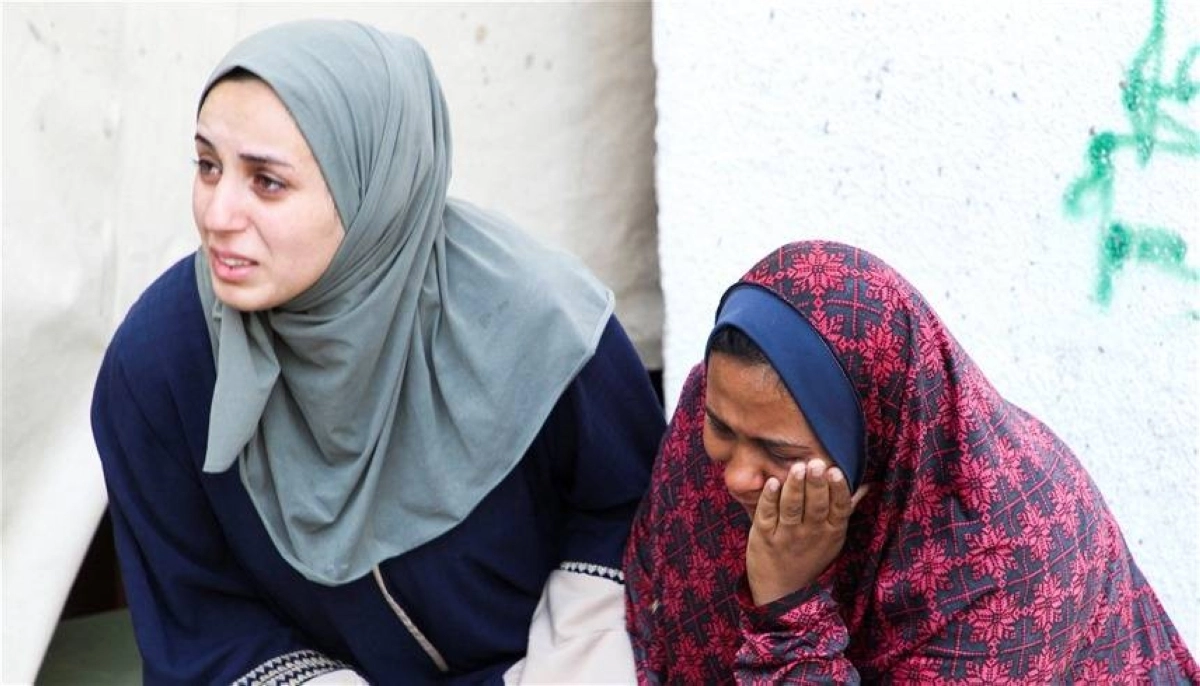 


فلسطينيتان تنتحبان 