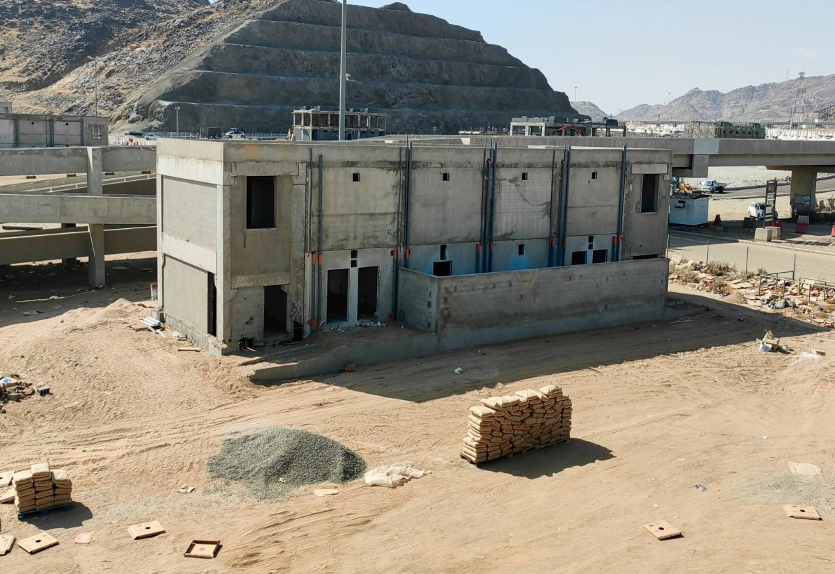 تعزيزا للارتقاء بخدمات حجاج بيت الله الحرام في المشاعر المقدسة، تعكف الجهات المختصة على إنجاز أعمال الصيانة اللازمة لدورات المياه الحالية، ورفع الطاقة الاستيعابية بإنشاء دورات مياه جديدة على امتداد مشعر مزدلفة بجميع الاتجاهات. (أنس الحارثي)