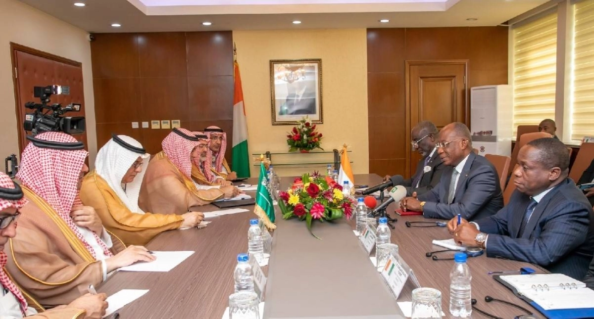 


الفضلي خلال اجتماعه مع مسؤولين في كوت ديفوار 