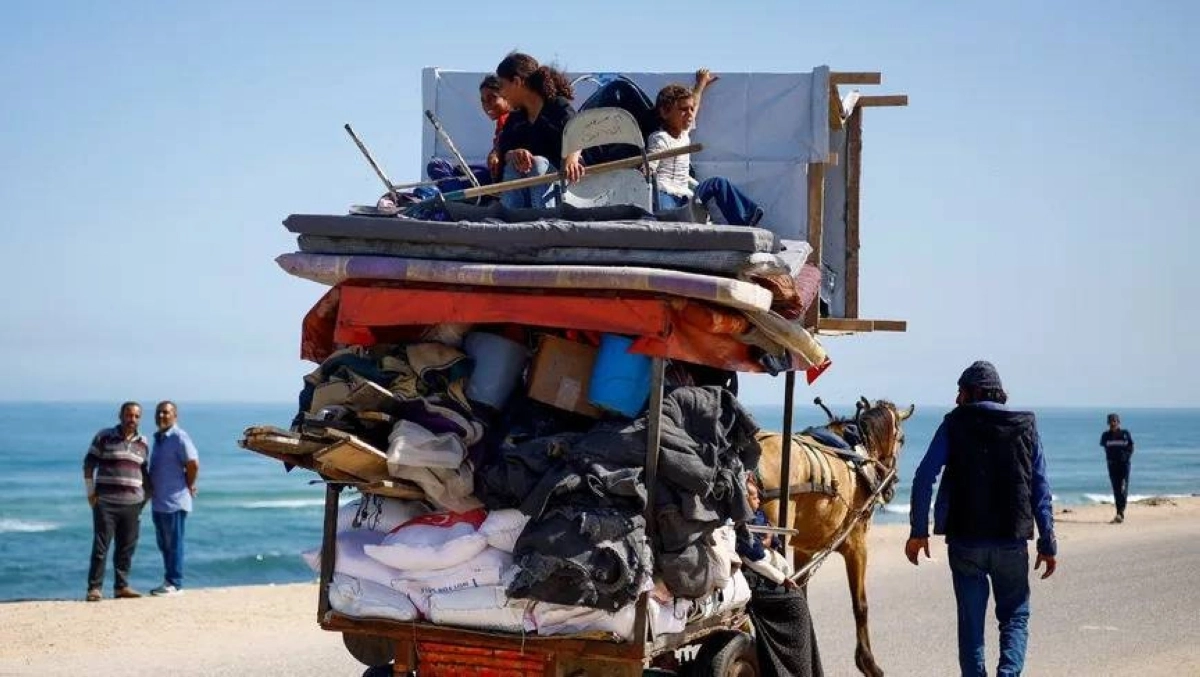 أسرة نازحة على الطريق الساحلي لغزة (مكة)