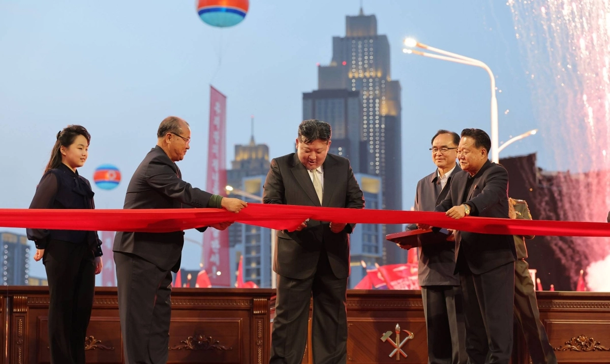 


كيم يتفقد النظام الصاروخي الجديد                                              (د ب أ) 