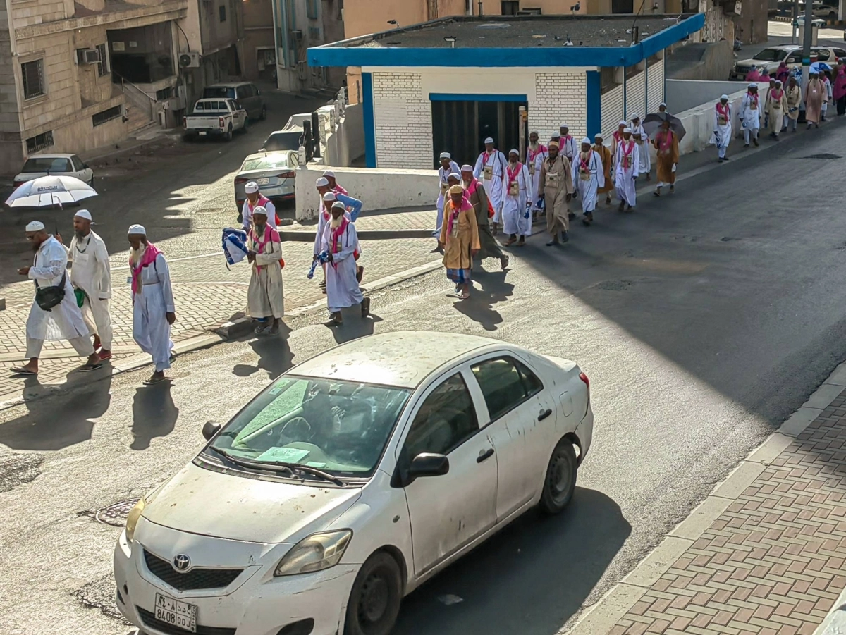 
بدأ حجاج بيت الله الحرام يتوافدون على العاصمة المقدسة، ويذهبون إلى المسجد الحرام ويعودون منه، ويتجولون في أحياء مكة وشوارعها والفرحة تغمرهم، بعد أن من الله عليهم بالوصول إلى أطهر البقاع لأداء مناسك الحج. (أنس الحارثي)