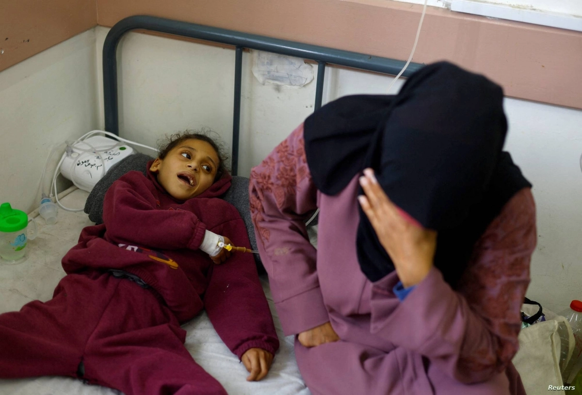 


طفلة تعاني من المرض وأم عاجزة تبكي                                                          (مكة) 