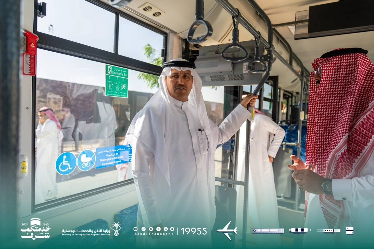 وزير النقل خلال تفقده حافلات الحجاج في المدينة