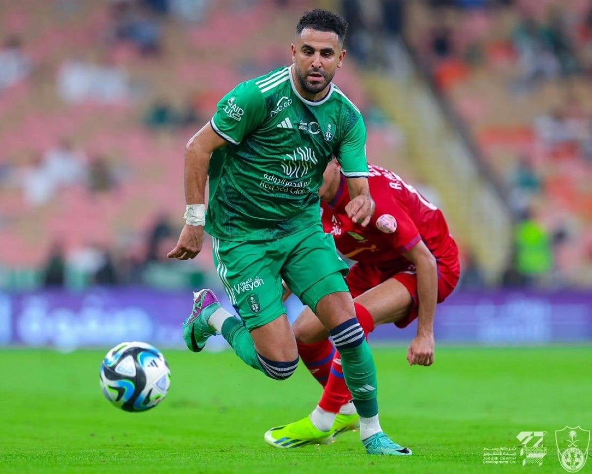 


رياض محرز في مباراة أبها 