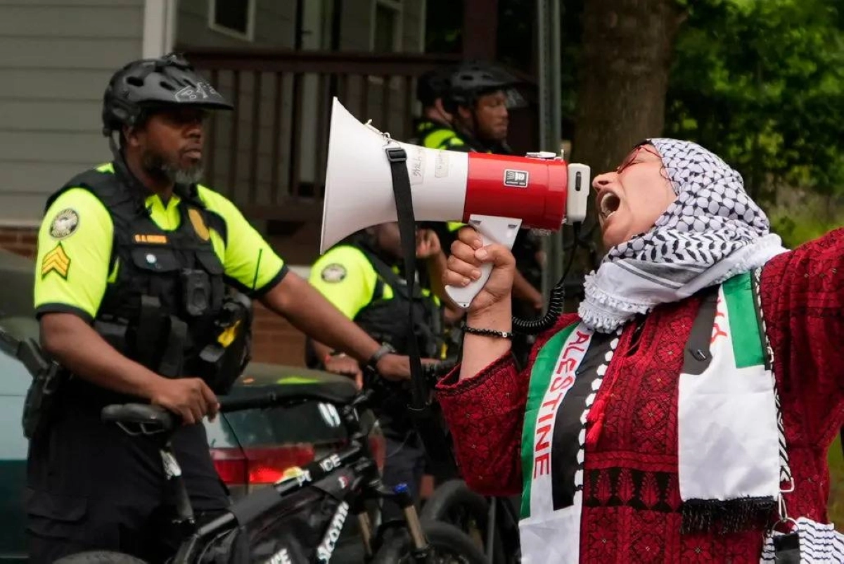 


طلاب أمريكيون يتضامنون مع غزة                                         (مكة) 

طالبة ترتدي الكوفية الفلسطينية 