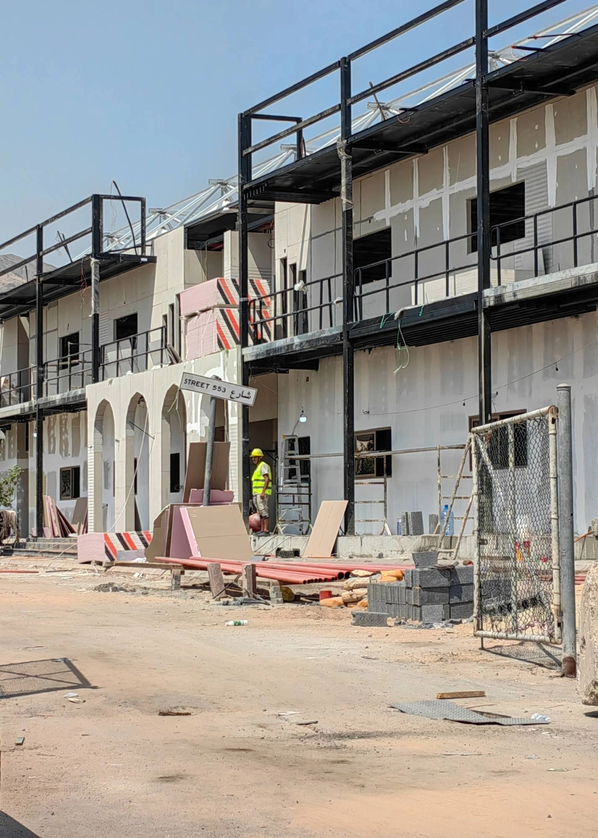 
تجري حاليا عمليات صيانة بلا انقطاع، لتجهيز مشعر عرفات وتهيئته لاستقبال حجاج بيت الله الحرام، من خلال تكامل البنية التحتية وتوفير كل الخدمات الضرورية، وكل ما يسهم في راحة وطمأنينة ضيوف الرحمن. (أنس الحارثي)