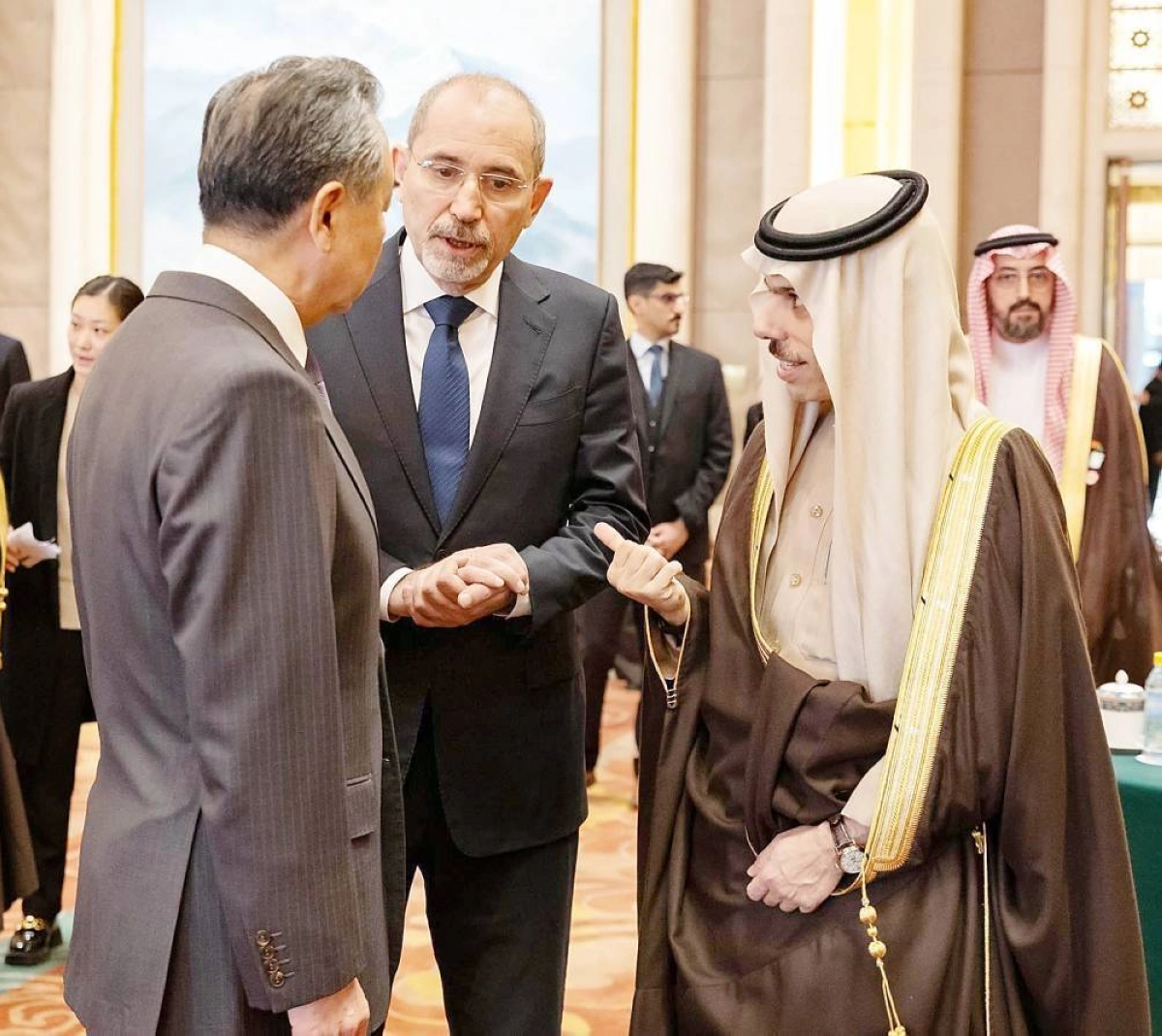 


وزير خارجية المملكة ونظيره الأردني في اجتماع مع نظيرهما الصيني                           (مكة) 