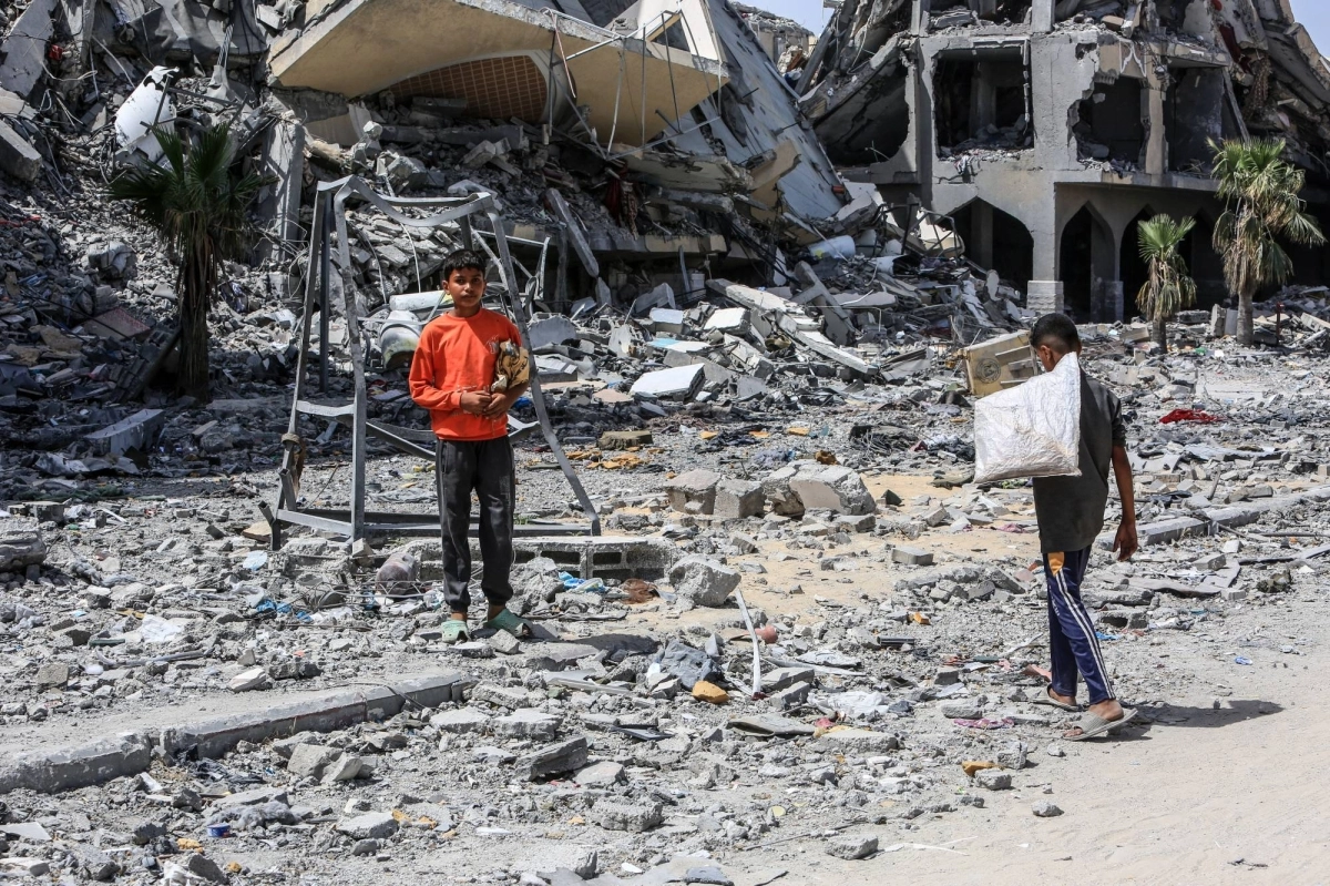 فلسطينيان يقفان على أثار الدمار 