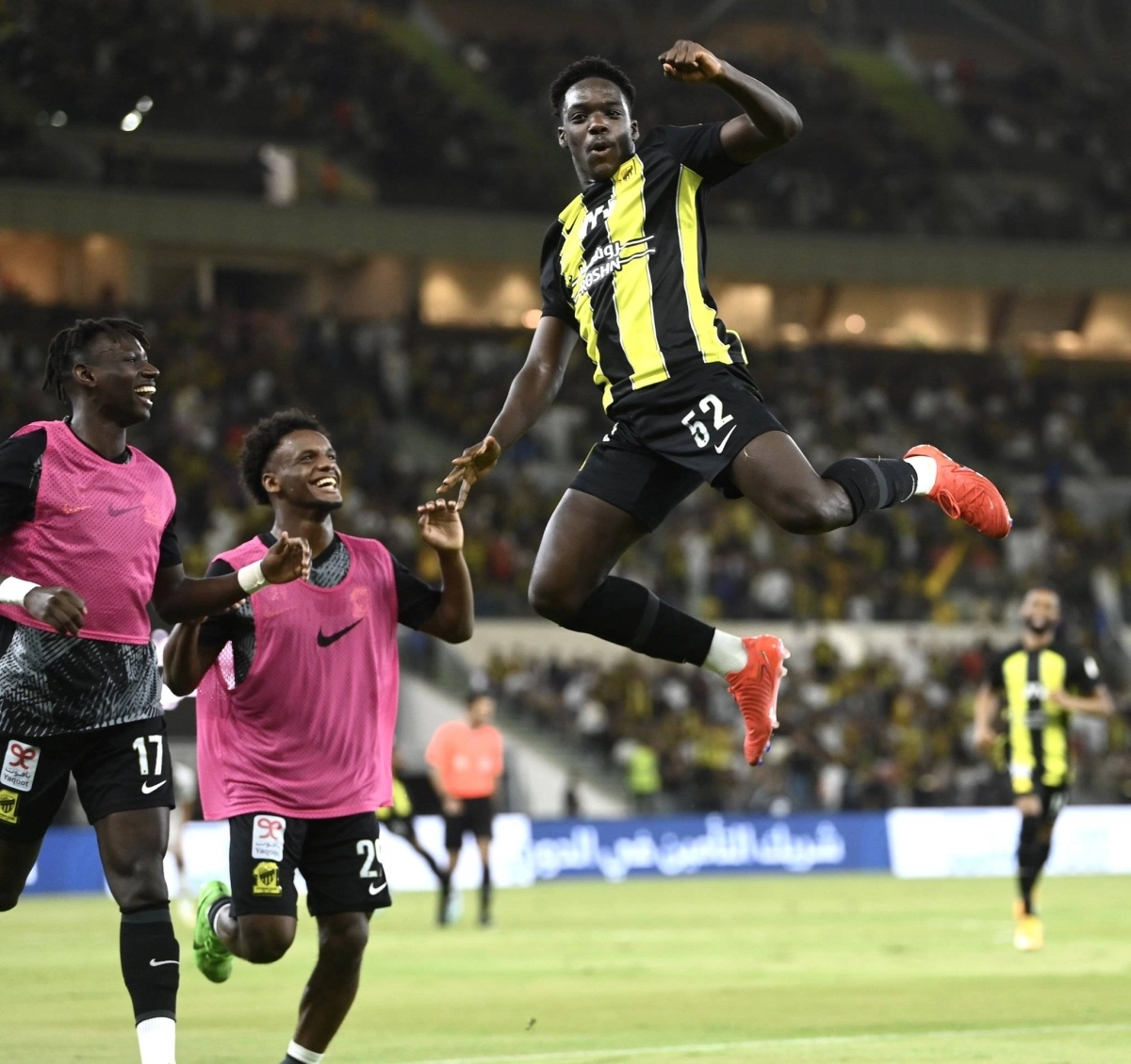 


طلال حاجي بعد تسجيله هدفا في شباك ضمك 