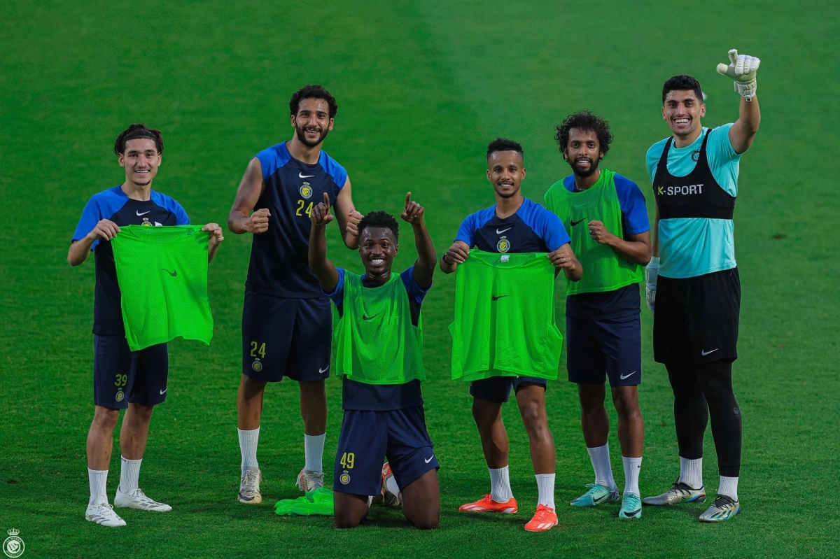 


لاعبو النصر بعد المناورة 