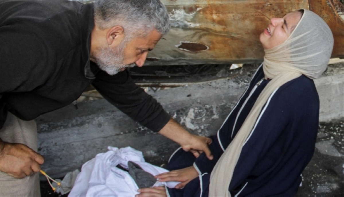 أم فلسطينية مكلومة في وداع صغيرها المقتول بغارة إسرائيلية على غزة (مكة)