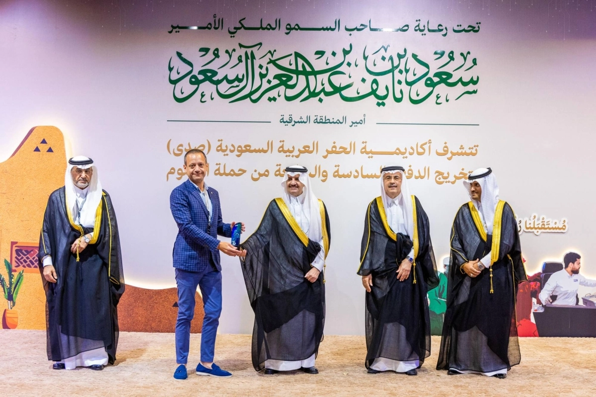 الامير سعود بن نايف يكرم احدى الشركات