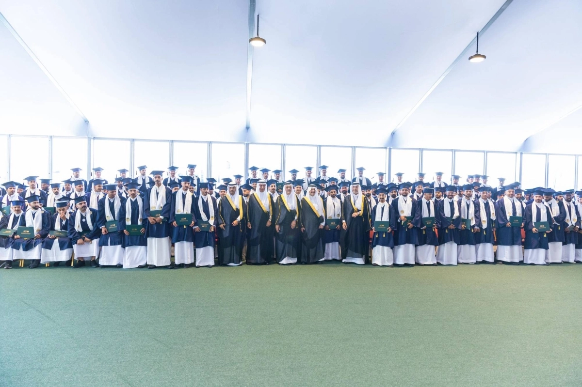 صورة تذكارية لأمير الشرقية مع الخريجين