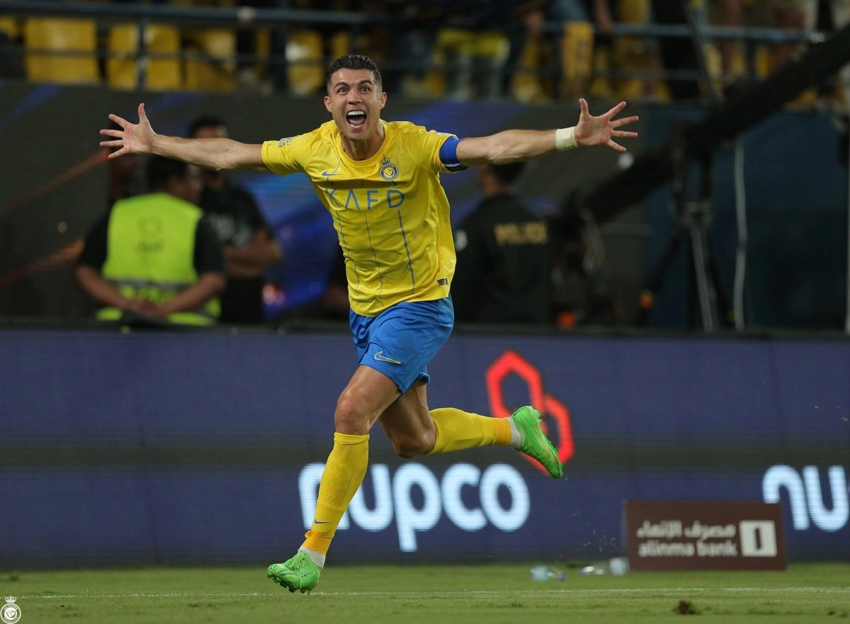 


رونالدو يحتفل بـ«الهداف التاريخي» في مباراة النصر والاتحاد 