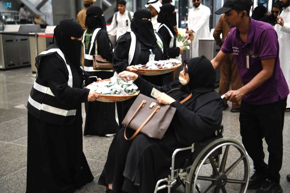 


متطوعون يساعدون الحجاج 