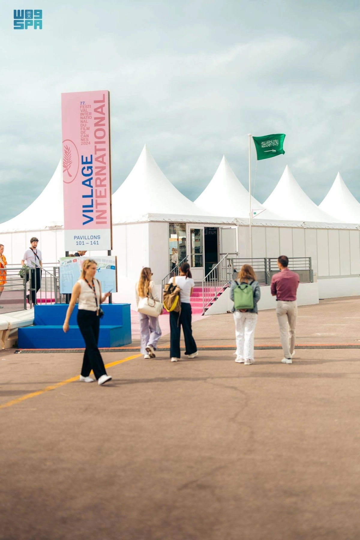 


زوار بأروقة المهرجان 